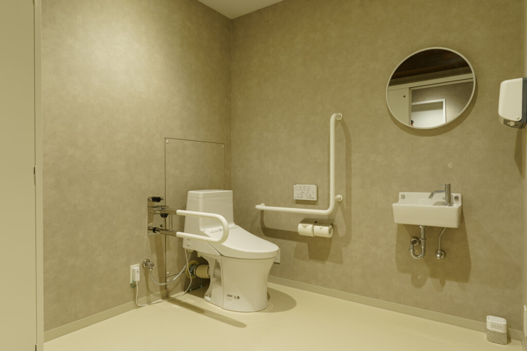 あづま家デイサービス 亀戸のバリアフリー仕様のトイレの写真です。